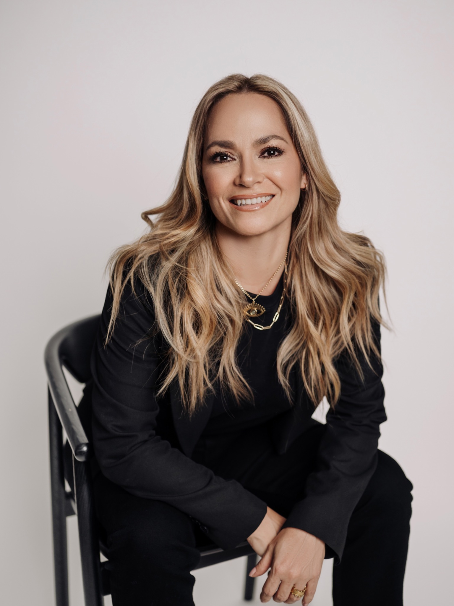 Claudia Ramírez, sentada y sonriendo