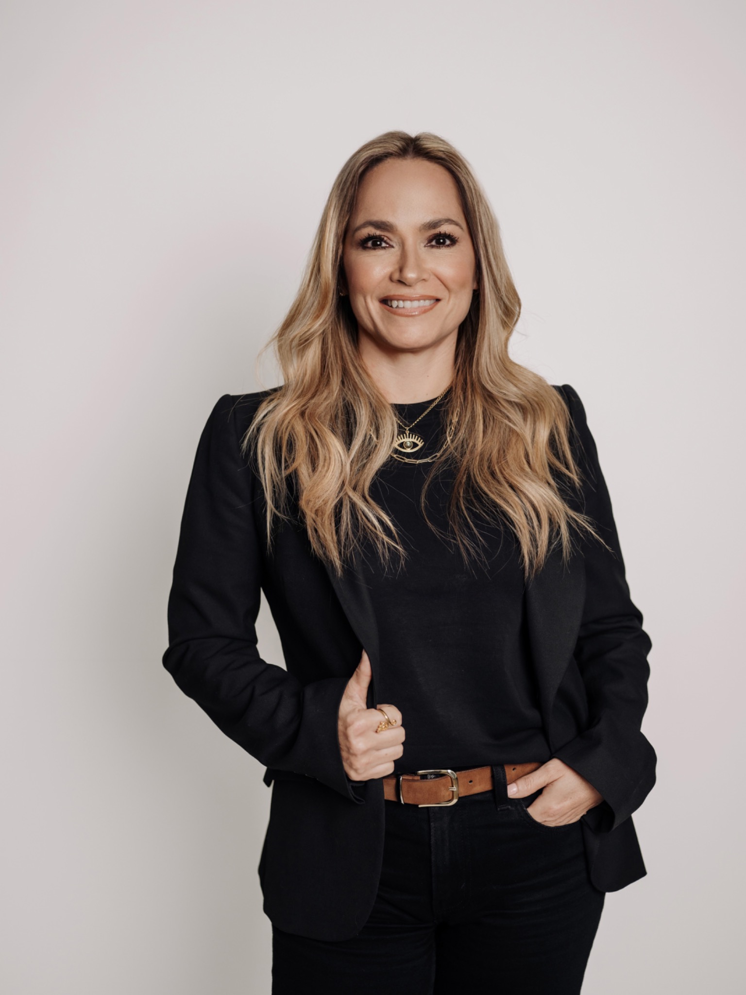 Claudia Ramírez, retrato profesional de pie